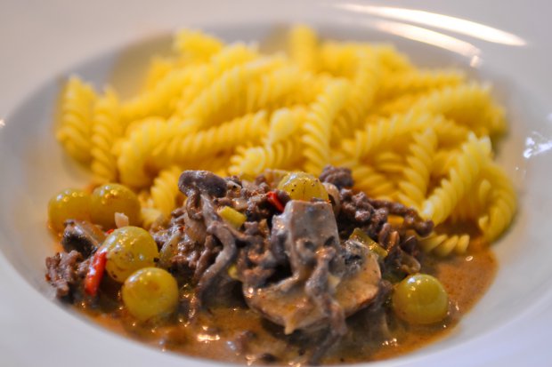 Podzimní těstoviny s houbovou masovou omáčkou