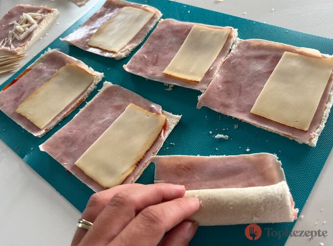 Šunkovo-sýrové tousty trochu jinak – toustové šneky se šunkou a sýrem smažené v vejci