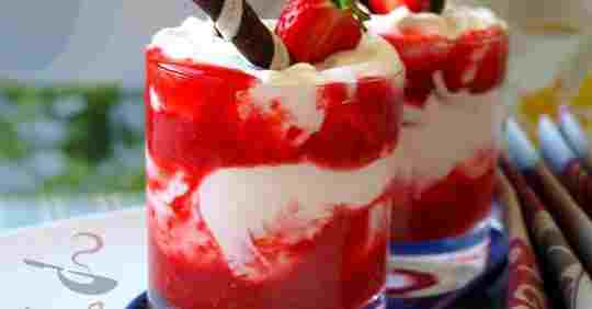 Domácí lahodný krém s jahodovým pyré