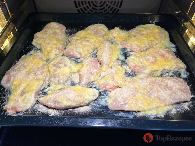 Jednoduché kuřecí řízky v jogurtovo-sýrové krustě s česnekem, bez dlouhého smažení a obalování.