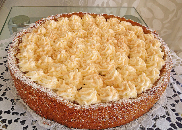 Jablečný koláč se skořicovou šlehačkou