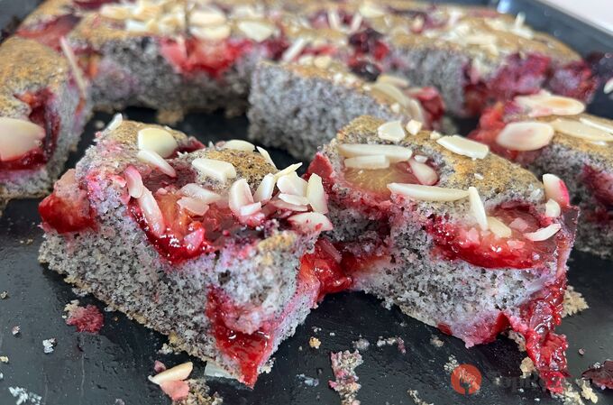 Mandlový mák dort se švestkami