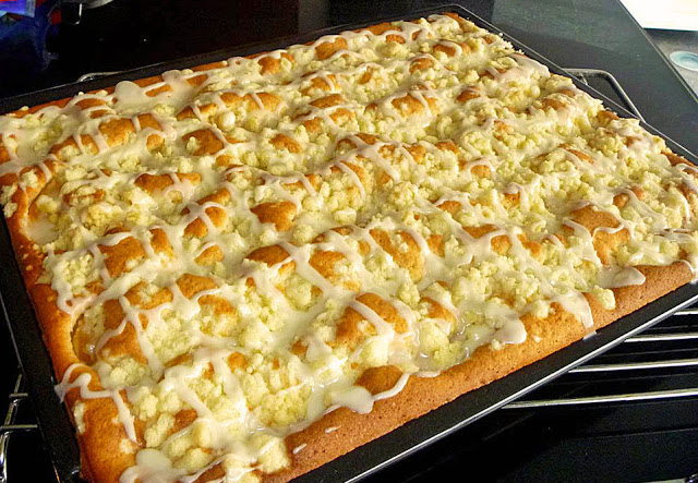 Vaječný likér s drobenkovým koláčem