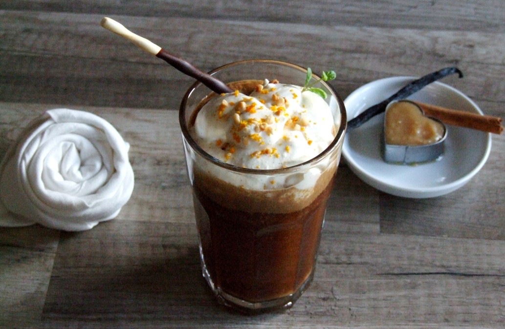 Káva s karamelem a pomerančem