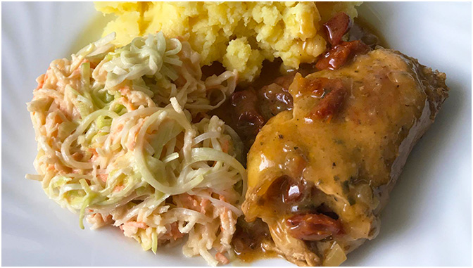 Vepřové kotlety roláda plněná mozzarellou a sušenými rajčaty