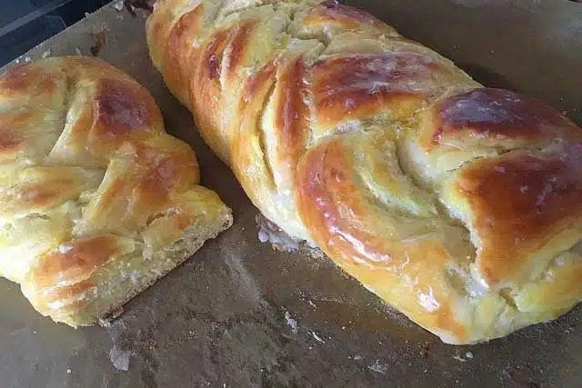 Tvarohový cop: Hefezopf s tvarohovou náplní recept