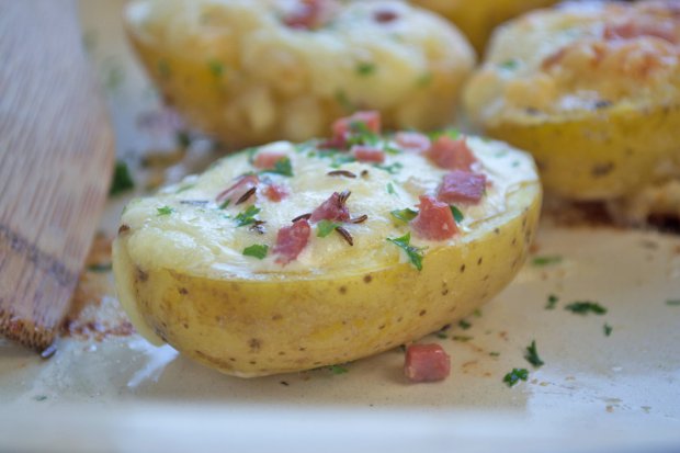Pečené bramborové půlky se sýrem