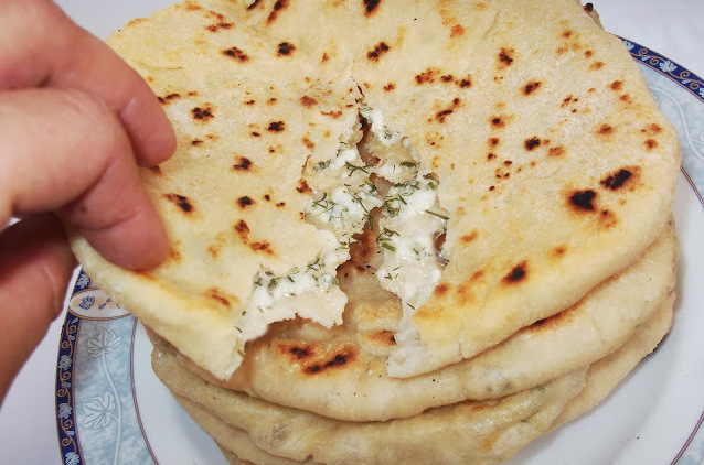 Podmáslové placky plněné bylinkovým čerstvým sýrem