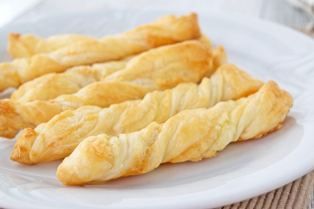 Sýrové tyčinky z listového těsta