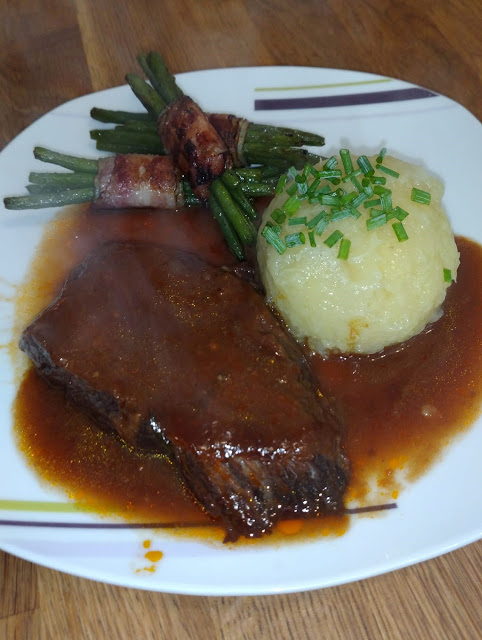 Hovězí pečeně s knedlíky