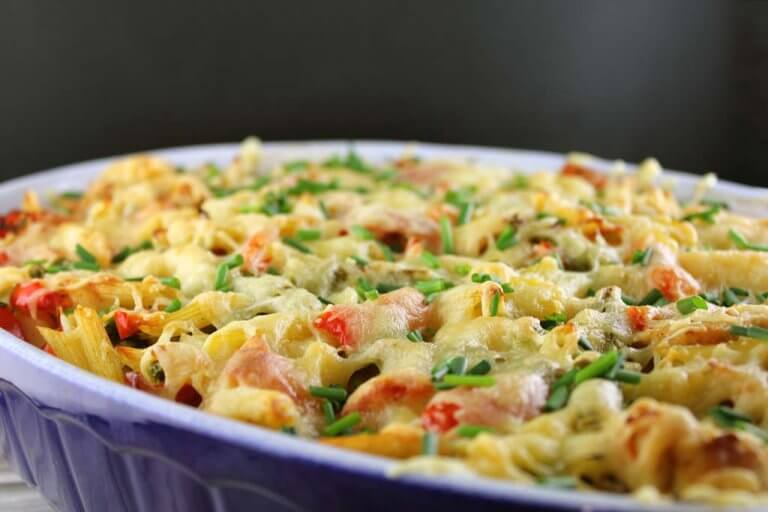 Barevný zeleninový kuřecí zapékanec