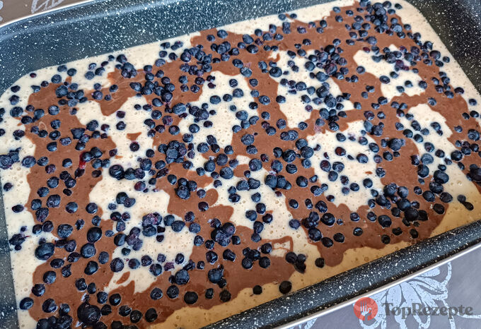 Jednoduchý a rychlý mramorový koláč s borůvkami