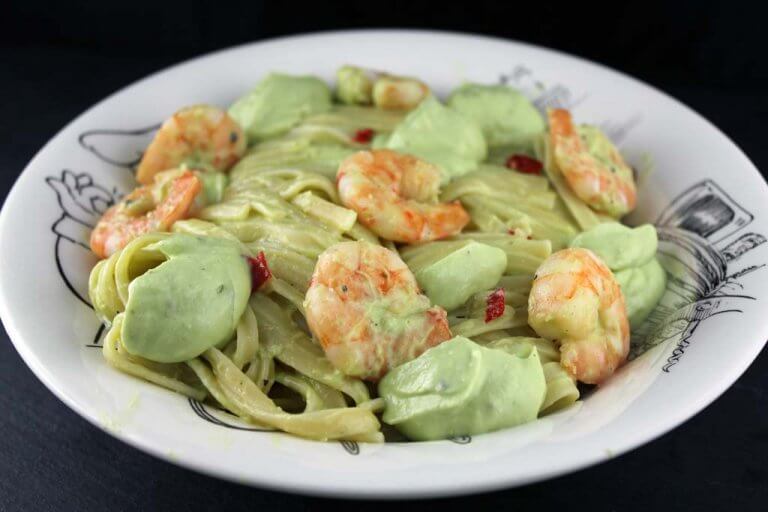Těstoviny s avokádovým krémem a pikantními krevetami