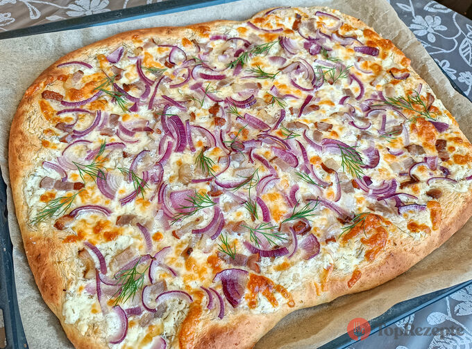 Bramborová pizza s uzeným masem a cibulí – můj recept na pizzu s bramborovým těstem