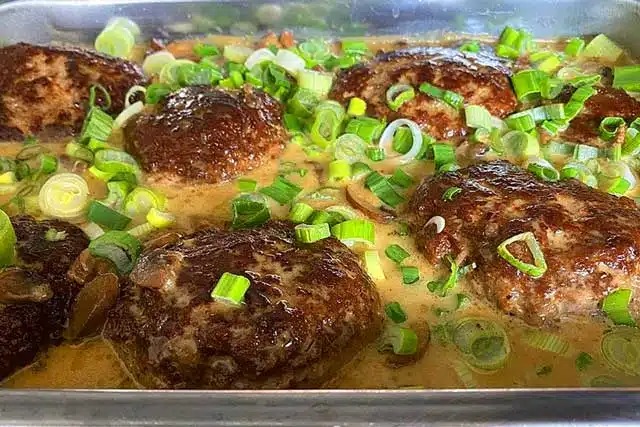 Pikantní karbanátky s houbovo-pórkovou smetanou