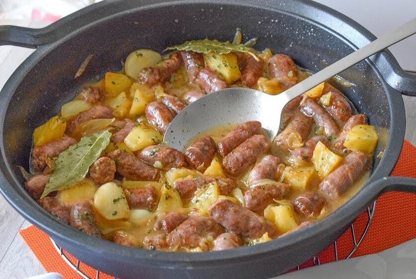 Bramborová pánev s klobásou hotová za 15 minut!