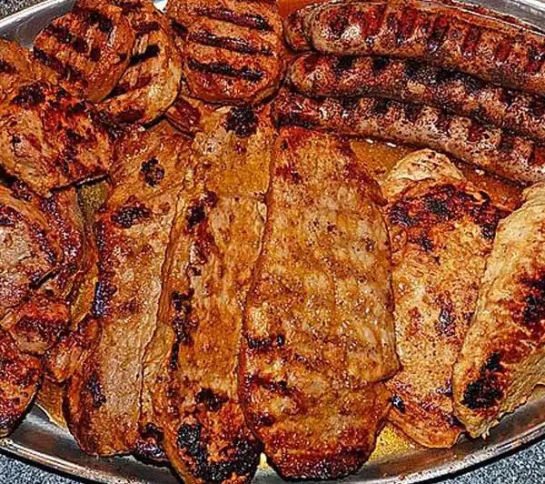 Česnekový jogurt na marinádu masa na gril