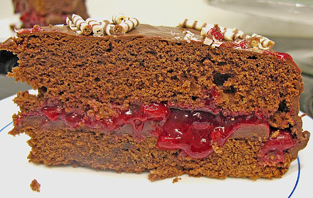 Čokoládový dort s třešňovým pudinkem