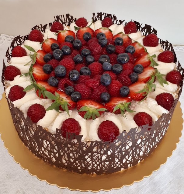 Jahodovo-jogurtová mousse dort s čokoládovým okrajem