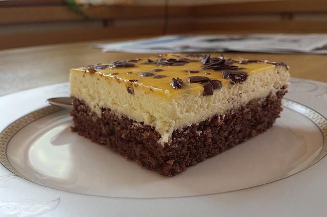 Vaječný likérový dort s vláčným ořechovým korpusem