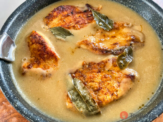 Un excellent recette de schnitzel de chasseur dans une délicieuse sauce.  

En tchèque :  
**Skvělý recept na myslivecký řízek s lahodnou omáčkou**