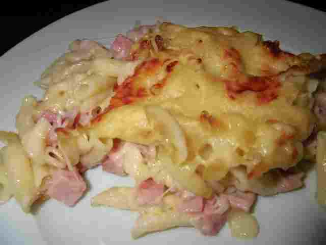 Šunkové nudle se třemi druhy sýra