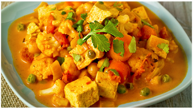 Thajské kari s kuřecím, batáty, paprikou, cuketou, houbami, cukrovým hráškem a rajčaty