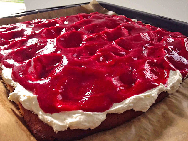 Krémový malinový koláč z plechu