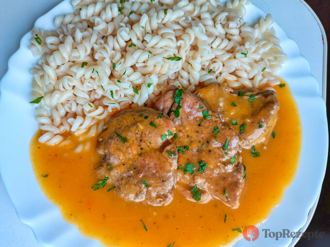 Vepřové maso v tradiční omáčce. Vyzkoušejte můj oblíbený recept na chutný oběd.