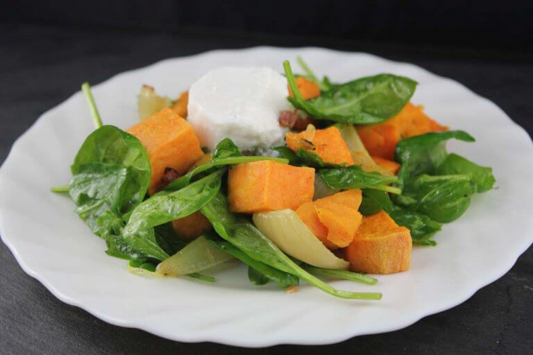 Batátový salát se špenátem a kozím sýrem