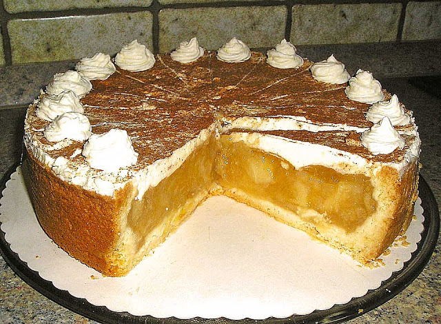 Jablečný dort se šlehačkou a skořicí