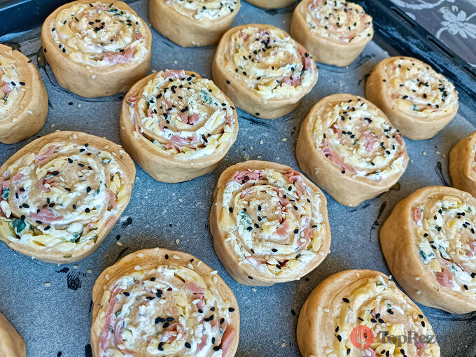 Milovníci sýra, pozor! Sýrové šneky, které vás nadchnou. Určitě je vyzkoušejte. Lepší sýrové pečivo jste ještě nejedli.