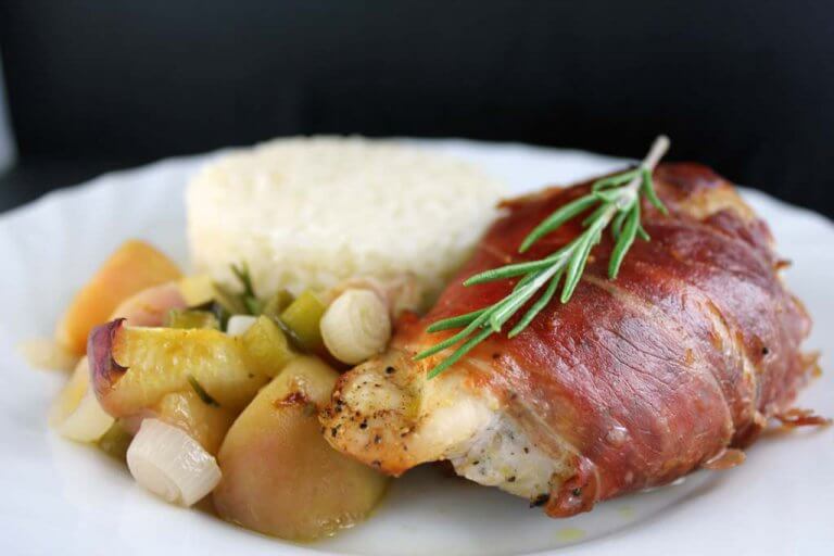 Kuřecí filety se šunkou, rozmarýnem a broskví