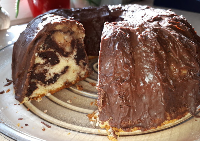 Hruškový čokoládový bábovka se šlehačkou