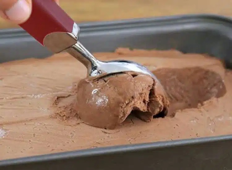 Domácí čokoládová zmrzlina bez stroje