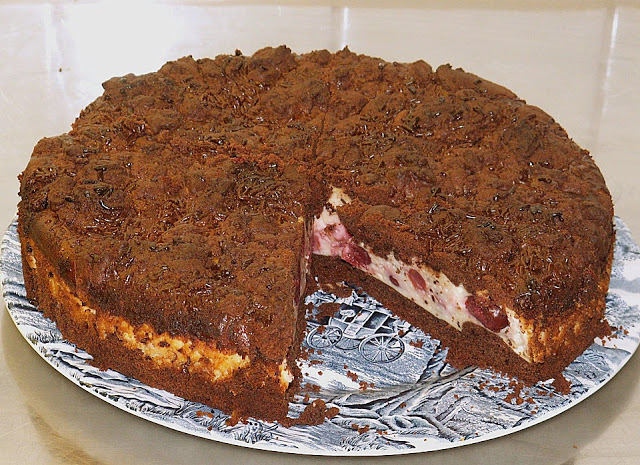 Čokoládový koláč s tvarohem a třešněmi