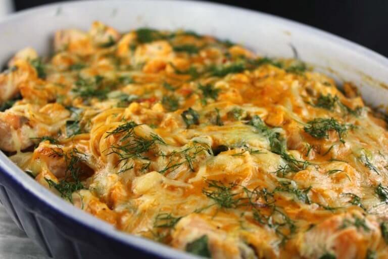 Zapečené špagety s lososem a jarní cibulkou