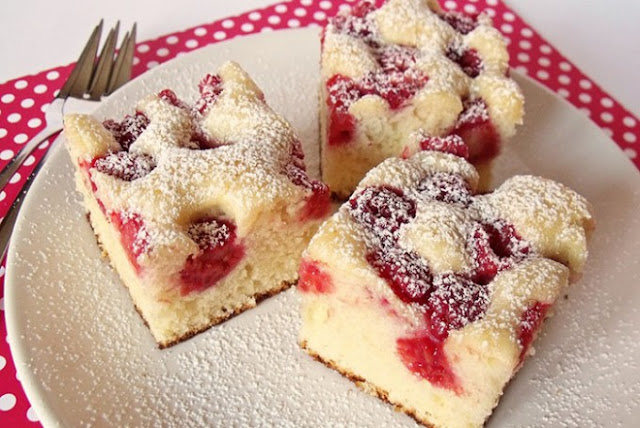 Malinový piškotový koláč