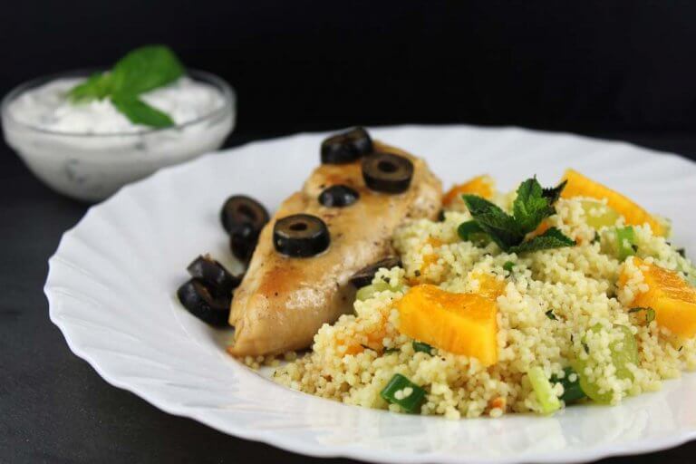 Nakvašená kuřecí prsa s kozím sýrem a paprikovým dipem