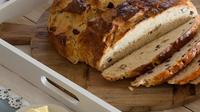 Velikonoční chléb s ovocnou směsí