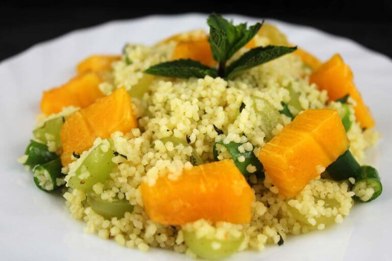 Ovocný kuskusový salát se šaronem