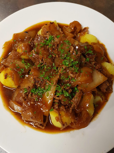 Vrstva zelí nebo dušené zelí s vařenými brambory