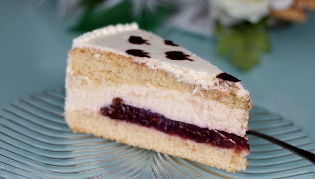 Švestkový jablečný pěnový koláč