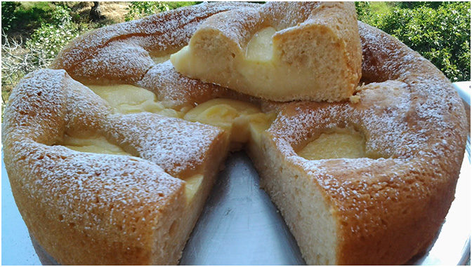 Babiččin jablečný koláč s vanilkovým pudinkem