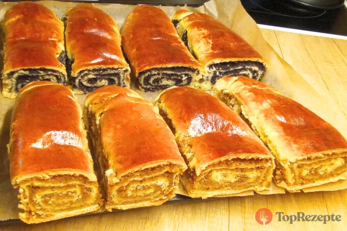 Tradiční vánoční závin s mákem a ořechovou náplní, který je tak dobrý, že nevydrží do druhého dne.