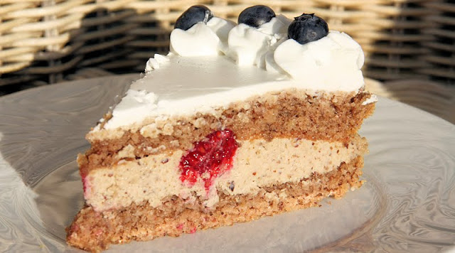 Ořechový dort s malinami