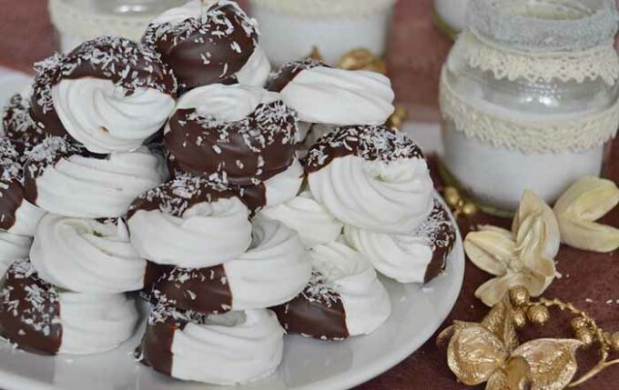 Jemné kokosové kroužky v čokoládě