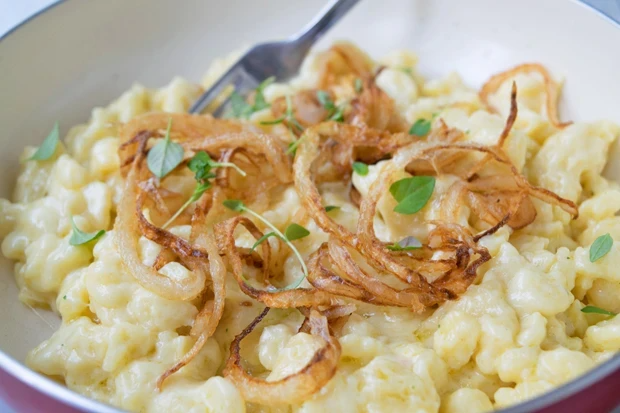Käsespätzle s cibulkou