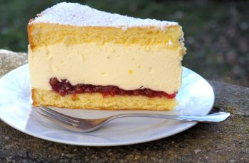 Brusinkový sýrový krémový dort