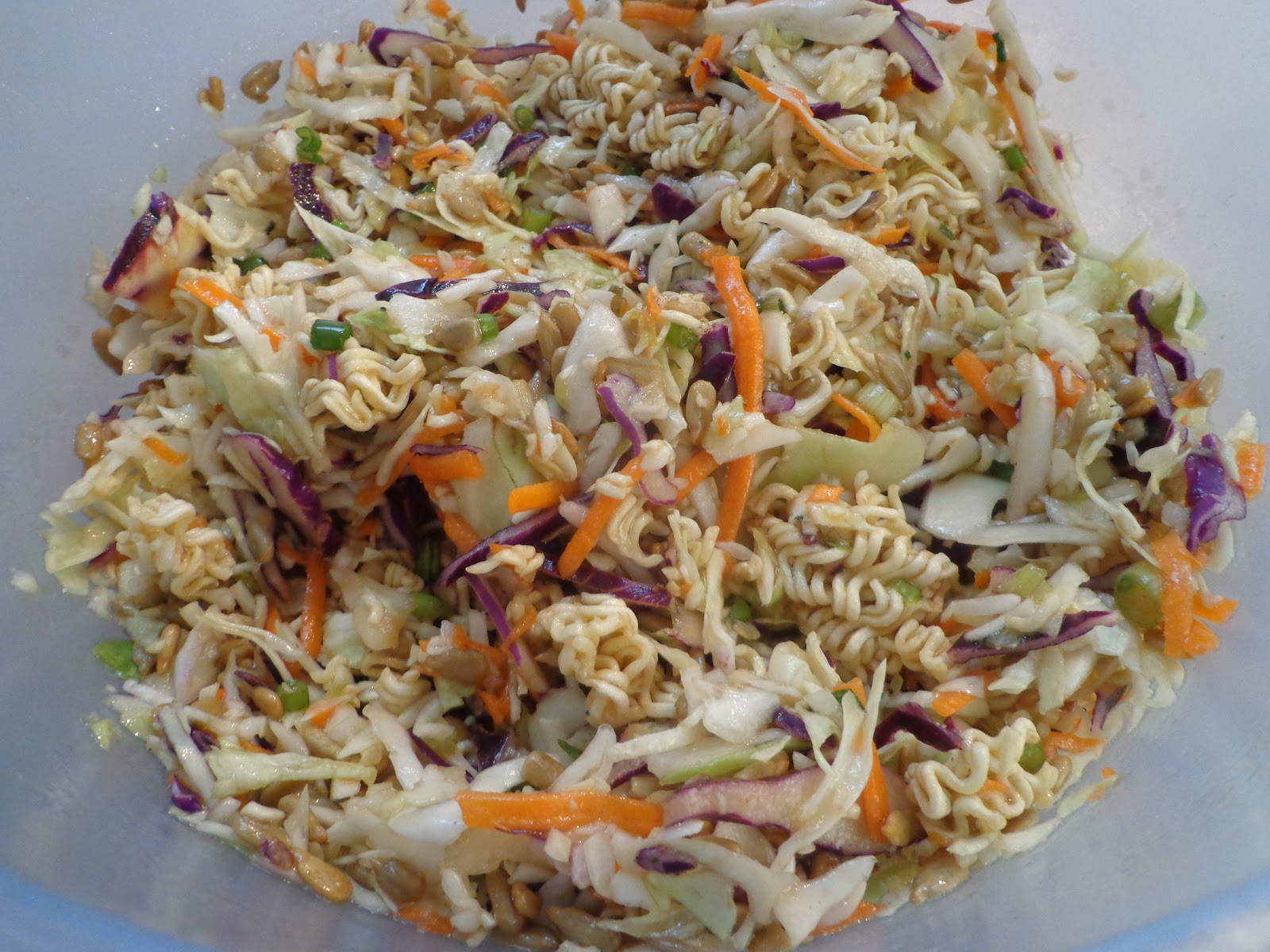 Asijský salát z kysaného zelí s polévkovými nudlemi ramen